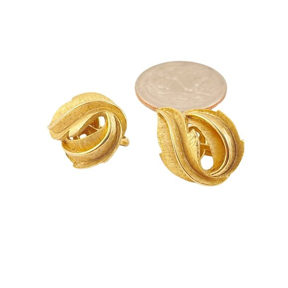 Trifari Vintage Gold-Tone Clip On Earrings With Leaf Motif Design - Picture 5 of 7